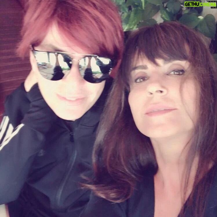 Emel Müftüoğlu Instagram - Benim canim aysegürüm (hayir yanlis yzmadim aysegürüm o benim) besiktasta ki baslayan komsulugumuz dan itibaren hic bitmeyen dostlugumuz un giderek hatta gider ayak😂😂😂😂😂😂 iyice percinlenmesi ne guzel dimiii..... hep aysegul benim bebeklik arkadasim derim gercektende oyle .... bazi seyleri hep unuturum ben oldum olasi ama.seninle anilarimizi n her saniyesini hatirlayip cok guluyorum hala.... hatta icinde zamaninda deli kizdigimiz kustugumuz anlar bile cok komik..... ne cok ama ne cok seyler paylasmisiz ben seni cok sevdim icten sevdim aysegurum senin en cok omurgali durusunu sevdim cok yasa bin yasa senin gibi sahane kalemi olan birine bisey yazmakta ne zor beeee😘😘😘😘❤❤❤❤❤❤❤❤ @aysegulaldinc