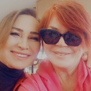 Emel Müftüoğlu Instagram - Dunyanin en tatli en sahane kardesi ne iyi etmissinde dogmussun seni cok seviyorum dilerim bu yilimizda saglikli bereketli bol kanastali gecsin @demetakbag