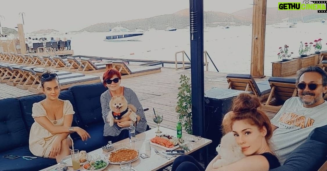 Emel Müftüoğlu Instagram - Lagoon sahane bir mekan @duygusugulpinarofficial @sefikoztek @cagrimuftuoglu @baykittyy