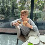 Emel Müftüoğlu Instagram – Yiyerek zayiflama methodlarini ogreten sezen aksum 🤣🤣🤣