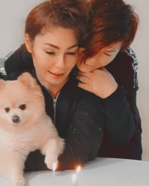 Emel Müftüoğlu Instagram - Canim bebisim bu dunyaya gelirken gelirken anneni babani sen secmedin... bi rivayete gorede anne ve babalarini secerek gelir insanlar dunyaya denir.... her iki ihtimaldede sana sonsuz tesekkurler canim kizim iyi ki varsin cok yasa guzel yasa seni xok seviyorum @cagrimuftuoglu @baykittyy