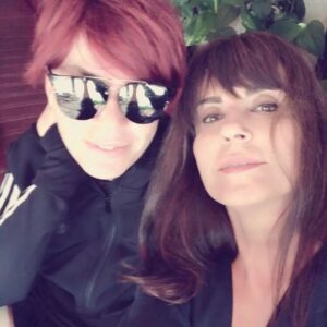 Emel Müftüoğlu Instagram - Benim guzeller guzeli aysegul'umun dogum gunu haftasi .....canim aysegul'um nice nice yillara .....her sene gerceklestirdigimiz  rituelimiz tabikii bu sene de baki ...onumuzdeki hafta bi dogum gunusu sushimiz olsun seni cok seviyorum❤❤❤❤❤❤❤❤❤❤@aysegulaldinc