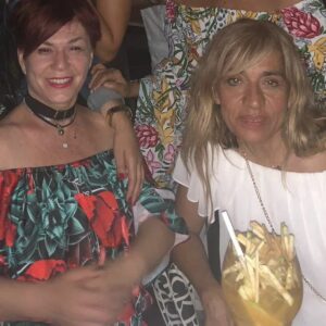 Emel Müftüoğlu Instagram - Benim canim arkadasim seninle konservatuarin bahcesinde tanistigimiz gun hala aklimda.... yani cocukluk arkadasim dostum oldun herzaman....ne cok emegin gecti ne cok sevdik birbirimizi is zamanlari sacimizi basimizi yolsakta her defasinda sayende keyfini yasadigimizda bigun oncesini hic hatirlamadik bile settekiler bunlar yarin sulh cezada hesaplasir diye dusunurken biz sete kolkola geldik hep🤣🤣🤣🤣allah saglikli gunler nasip etsin biz yine guzel seyler yapalim biz yine kolkola olalim iyiki varsin nice yaslara @denizakell