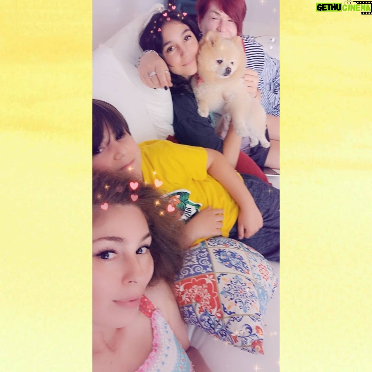 Emel Müftüoğlu Instagram - Cok sicak ama bizi bozmaz herturlu oyun buluruz evelallah @cagrimuftuoglu @birce .n.u.r @baykittyy