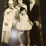 Emel Müftüoğlu Instagram – Madem tbt gunu nurlar icide yatsin annem babam ve canim abim egribacaklida ben🤣🤣🤣🤣