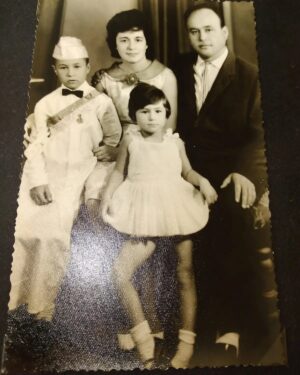Emel Müftüoğlu Instagram - Madem tbt gunu nurlar icide yatsin annem babam ve canim abim egribacaklida ben🤣🤣🤣🤣
