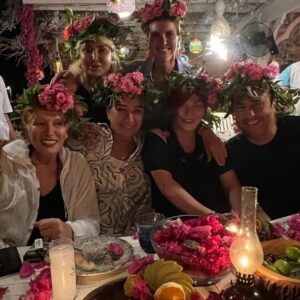 Emel Müftüoğlu Instagram - Rahmetli anneannem bu dunyada isiniz is ahrette b.....kunuz cikmaya derdi.... bu resim bana onu hatirlatti ama kirkyilin basi bi araya gelmisiz cok ozlesmisiz resmi bu @demetakbag @oktaykaynarca @suzankardes @ercansaatci @edatokcan @yoncaevcimik