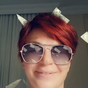 Emel Müftüoğlu Instagram - Parayi gorunce ninem de sarki soyler🤣🤣🤣🤣🤣🤣🤣