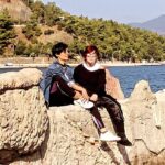 Emel Müftüoğlu Instagram – Hani hersekilde seni en az sen kadar dusunen biri vardir seni hep kollayan her daim yaninda olan sirlarini paylasmaktan cekinmedigin her ortamda keyif aldigin bircok delikanlidan daha adam iste o özgü dür iyi ki doğmustur ve benim özgum olmustur iyiki varsin özgum iyikiii….@ozguturan bu arada bes saat hangi fotomuzu koysam diye dusundum en keyif aldigimiz yerlerden biri marmarisi koydum