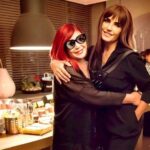 Emel Müftüoğlu Instagram – Canim aysegul’um dogmus bugun iyikide dogmus… hatirlarmisin kucukken hep aysegul kitaplari yazicam ben derdim…. oyle guzel oyle tatli anilarimiz varki hala vazgecmis deilim …seni cok seviyorum iyiki dostum olmussun cok yasa guzel yasa ❤️❤️❤️😘😘😘😘 @aysegulaldinc