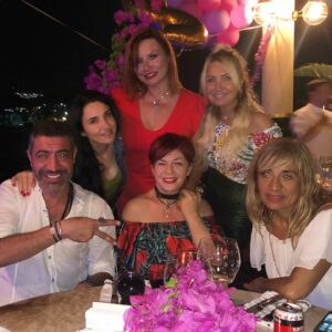 Emel Müftüoğlu Instagram - Saymadim kac yil oldu bu kutladigimiz sahane dogumgunlerinden biriydi yine hep birlikte kutlayacagimiz nice dogum gunlerin olsun sen hep gul denizim seni cok seviyorum❤❤❤❤❤❤ @denizseki