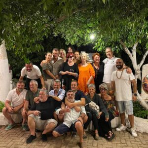 Emel Müftüoğlu Instagram - Ne eglendik ne eglendik oktay im yine show yapti ne cok ozlemisim ercan imi eda mi ...selcuk ne tatliydin ....sizi tanidigima cok memnun oldum devrim hanim cengizcim seni gordugumede cok sevindim ..yemeyi icmeyi sevenler BBQ 'ya mutlaka ugrayin bodrum daysaniz @ercansaatchi @edatokcan @oktaykaynarca @selcukyontem @devrimyakut @cengizsemercioglu