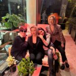 Emel Müftüoğlu Instagram – Decollage Art Space de yine sahane etkinlikler var bugun altan erkekli&veysel diker gosterisi var ve zevkle izleyecegiz @sahinvictoria @decollageartspace @aysestetik @drmugesevindik