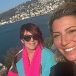 Emel Müftüoğlu Instagram – Bodrumdan donerken deli gibi hatce teyzenin mandalina recellerinden stoklardik… su hatce teyzeyi bi tanisamda recellerin puf noktasini ogrensem derdim ne biliim ben meshur hatce teyzenin cocugum yasinda oldugunu … tanisinca isin sadece recel olmadiginida anladim fena saglikli urunleri var mideden cilde kadar iyi gelen saglikli urunler  bide hikayesi varki sormayin bosuna hatce teyze olmamis @isiltan