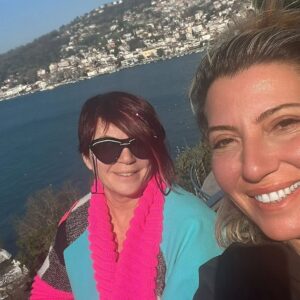 Emel Müftüoğlu Instagram - Bodrumdan donerken deli gibi hatce teyzenin mandalina recellerinden stoklardik... su hatce teyzeyi bi tanisamda recellerin puf noktasini ogrensem derdim ne biliim ben meshur hatce teyzenin cocugum yasinda oldugunu ... tanisinca isin sadece recel olmadiginida anladim fena saglikli urunleri var mideden cilde kadar iyi gelen saglikli urunler  bide hikayesi varki sormayin bosuna hatce teyze olmamis @isiltan