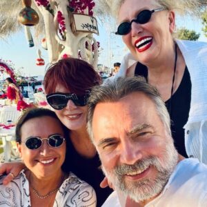 Emel Müftüoğlu Instagram - Bu resim cok kiymetli bizim reis kolay gulmez belkide ilk gulen resmi🤣🤣🤣🤣🤣🤣 @oktaykaynarca @demetakbag @suzankardes