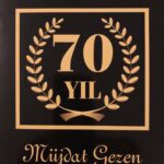 Emel Sayın Instagram – 🧿 Sanat uğrunda verilen büyük emeklerle, çok değerli hizmetlerle ve başarılarla geçen 70 yıl.
Çok kıymetlisin sevgili Müjdat Gezen. Seni çok seviyorum. Daha nice seneler birlikte olmak dileğiyle.