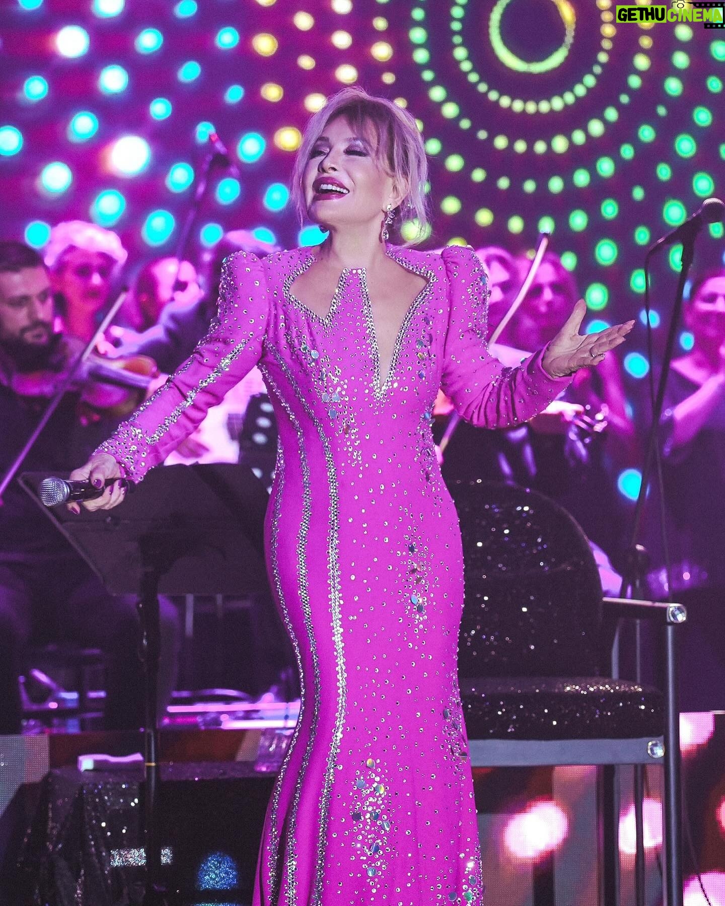 Emel Sayın Instagram - 🧿 Bitmeyen Aşkınıza ve Sevginize sonsuz teşekkürler💙 Menajer @oguzarinmis Maestro @devrimekiz Photo @yurekliahmet_ @nergisscetinkaya @kiriktarak_ali @seriipek @eran_gul @bgmonline #bostancıgösterimerkezi