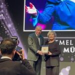 Emel Sayın Instagram – 🧿 Cumhuriyetimizin 100. Yılında Cumhurbaşkanlığı Kültür ve Sanat Büyük Ödülünü aldığım için çok mutluyum.
60 yılını sanata adamış bir sanatçı olarak gurur ve onur duyuyorum.
Sayın Cumhurbaşkanımıza çok teşekkür ederim.
Dinleyicilerimle birlikte şarkılar vesilesiyle bir ömrü paylaştık. Birlikte ağladık, birlikte güldük. Onlara en içten sevgi ve teşekkürlerimi iletiyorum.