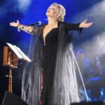 Emel Sayın Instagram – 🧿 Zorlu PSM konserimden.. gelen tüm dinleyicilerime sonsuz teşekkürler 🙏🏻❤️ @oguzarinmis  @safagulsoy  @nergisscetinkaya  @eran_gul  @kiriktarak_ali  @merttekay1  @zorlu_psm @gulsen.ozbakan