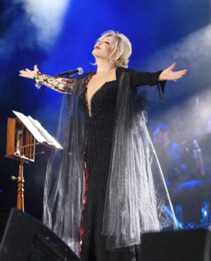 Emel Sayın Instagram - 🧿 Zorlu PSM konserimden.. gelen tüm dinleyicilerime sonsuz teşekkürler 🙏🏻❤️ @oguzarinmis  @safagulsoy  @nergisscetinkaya  @eran_gul  @kiriktarak_ali  @merttekay1  @zorlu_psm @gulsen.ozbakan