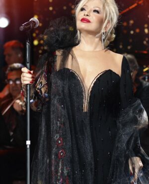 Emel Sayın Instagram - 🧿 Zorlu PSM konserimden.. gelen tüm dinleyicilerime sonsuz teşekkürler 🙏🏻❤️ @oguzarinmis  @safagulsoy  @nergisscetinkaya  @eran_gul  @kiriktarak_ali  @merttekay1  @zorlu_psm @gulsen.ozbakan