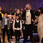 Emel Sayın Instagram – 🧿 Aylin Vatankoş Türk Müziği Korosu ve Jeoloji Mühendisleri Odası TSM Korosu,Şef Aylin Vatankoş’un yönettiği muhteşem bir konser verdi.13 Mayısta gerçekleştirilen bu konserde Emel Sayın şarkıları seslendirildi.Ben dinleyici olarak katıldım ama mavi boncuğu beraber söyledik.Ağladım,güldüm,eğlendim,gururlandım. Bu konserde emeği olan herkesi tebrik ediyor,sonsuz teşekkürlerimi ve sevgilerimi iletiyorum.💝🌹🧿