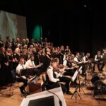 Emel Sayın Instagram – 🧿 Aylin Vatankoş Türk Müziği Korosu ve Jeoloji Mühendisleri Odası TSM Korosu,Şef Aylin Vatankoş’un yönettiği muhteşem bir konser verdi.13 Mayısta gerçekleştirilen bu konserde Emel Sayın şarkıları seslendirildi.Ben dinleyici olarak katıldım ama mavi boncuğu beraber söyledik.Ağladım,güldüm,eğlendim,gururlandım. Bu konserde emeği olan herkesi tebrik ediyor,sonsuz teşekkürlerimi ve sevgilerimi iletiyorum.💝🌹🧿