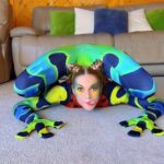 Emerald Gordon Wulf Instagram - I’m just a frog, looking for her prince 🐸👑💋💗 Costume by @shapeshifterzco #contortion #contortionist #flexible #flexibility #halloween #funny #relatable #humor #halloweencostume #strongwomen #handstand #handbalance #circus #cirque #cirquedusoleil #animals #frog #cuteanimals