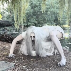 Emerald Gordon Wulf Instagram - Not everyone’s dream girl 💗 Behind the scenes from a day hanging out with @vallerina01 and @mars_in_seattle recreating someone’s nightmare. What are you scared of? #seattlephotographer #contortion #contortionist #flexible #flexibility #scary #scarystories #creepy #creepypasta #nightmare #horror #horrormovies #scarymovie #washington