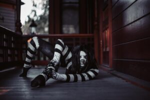 Emerald Gordon Wulf Instagram - I couldn’t stop laughing with this nose 🤥 Should I post the video of me trying to scare some tourists but failing miserably when my wig fell off?
Photos by @kalialexsis  #fail 
#Contortion #contortionist #flexible #flexibility #scary #horrormovies #horror #creepy #creepypasta #laughingjack #it #clown