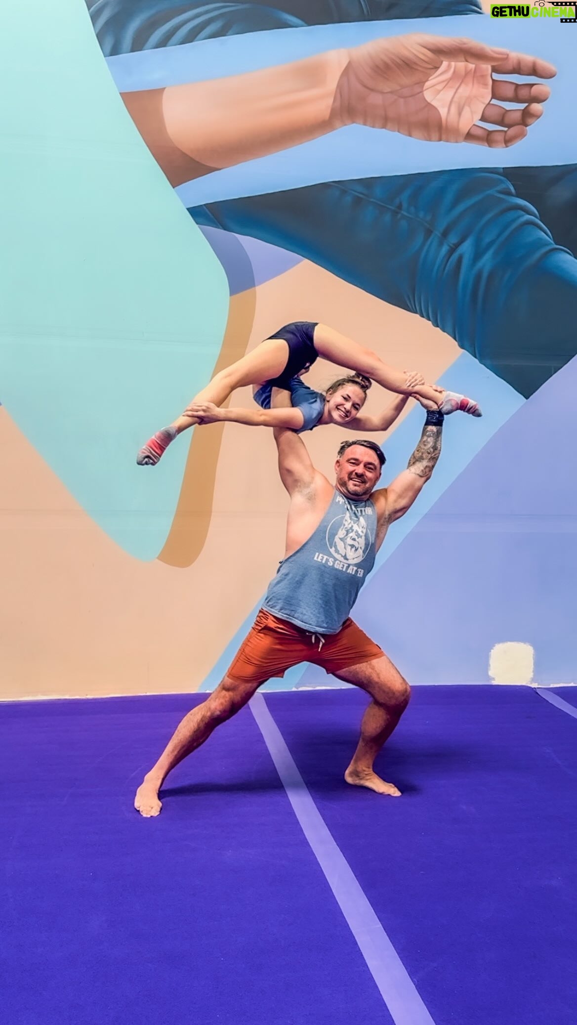 Emerald Gordon Wulf Instagram - I love visiting @lasvegascircuscenter and getting to fly! @acroairlines helped me feel so safe and I learned so much! Are you scared of heights? #acro #acroyoga #handtohand #circus #circuslife #stunt #flexible #flexibility #contortion #contortionist #vegas #acrobat #acrobatics #circusaroundtheworld #cirque