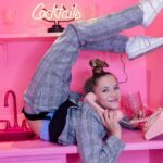 Emerald Gordon Wulf Instagram - New phone, who dis? @kalialexsis #contortion #contortionist #flexible #flexibility #gymnastics #girlpower #suit #ootd