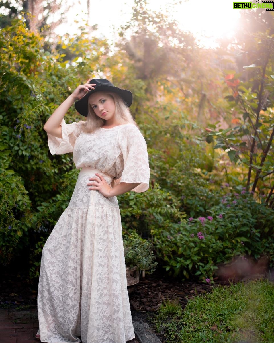 Emerald Gordon Wulf Instagram - This lace set from @joyfolie is ethereal and sunset was just 👌I know it’s hard to recognize me when I’m not twisted into a pretzel, but the truth is, I’ve been modeling since WAY before I knew what contortion was!! Photos by @kalialexsis #sunset #dream #model #modellife #modeling #ootd #fashion #fashionblogger #fashionstyle #lifestyle #cowgirl