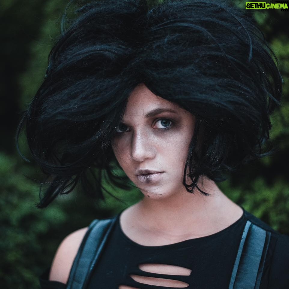 Emerald Gordon Wulf Instagram - Dear Tim Burton, Please have your people call my people. Sincerely, Em Photos by @kalialexsis #edwardscissorhands #timburton #Halloween #halloweencostume #spookyseason #spooky #contortion #contortionist #flexible #flexibility #dance #dancer