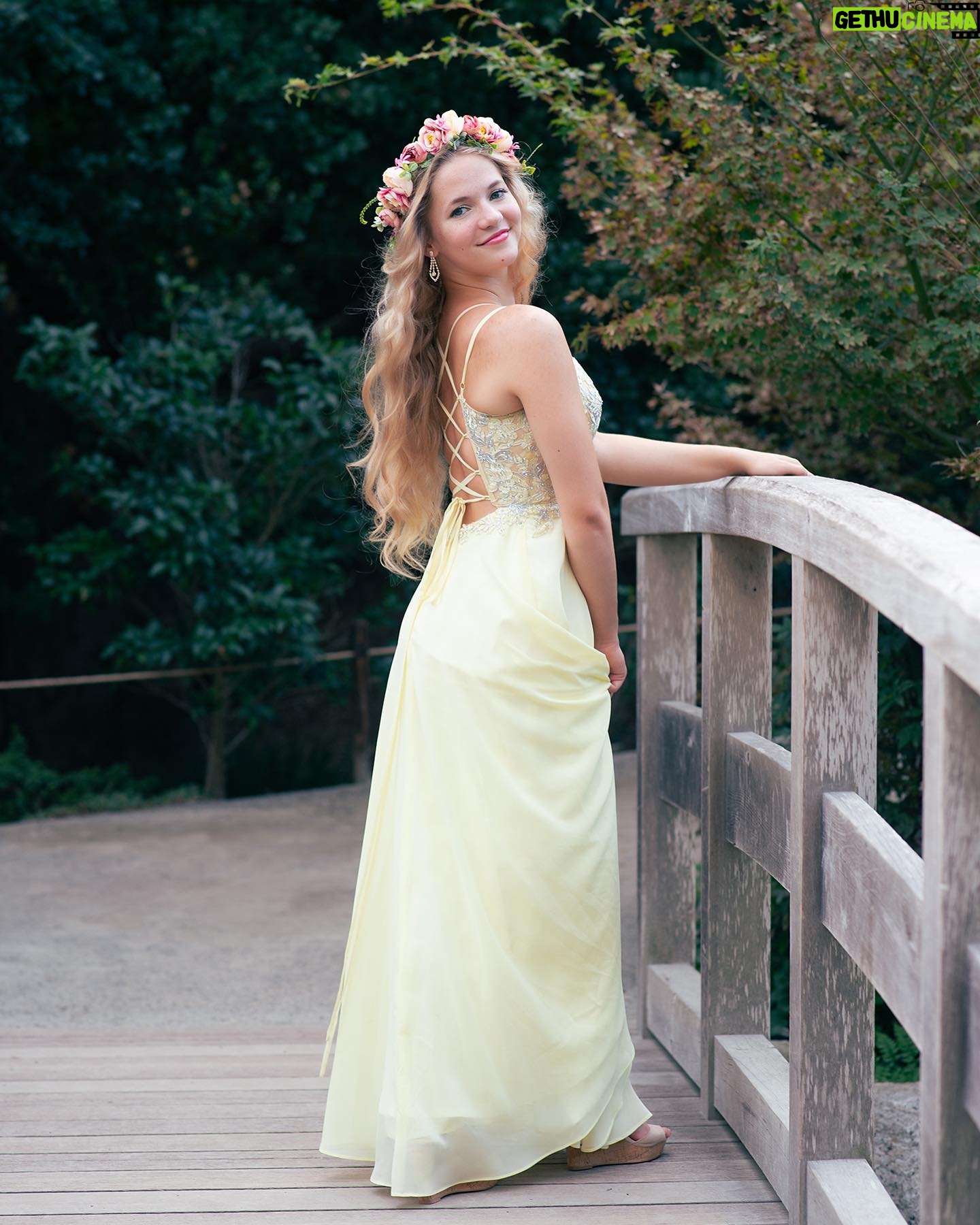 Emerald Gordon Wulf Instagram - Today is my 17th birthday! Check my tiktok to see behind the scenes from this fairy photoshoot with @kalialexsis #birthday #17 #teen #model #sandiego #seventeen #california #sandiegomodel #losangeles #botanicalgardens #teenager