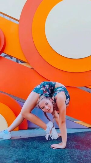 Emerald Gordon Wulf Instagram - It’s the last day of September! I can’t wait to share my spooky content with you guys! Also, this skirt set by @werkshop is so cute!!! #contortion #contortionist #flexible #flexibility #yoga #yogapants #yogagirl #ootd