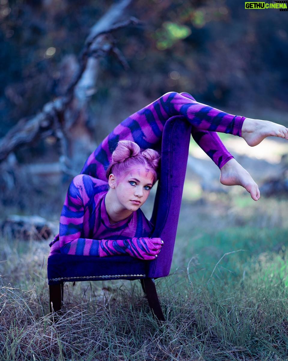 Emerald Gordon Wulf Instagram - Halloween might be over, but weβre still all mad here π©π»π«π Costume by @shapeshifterzco Photos by @kalialexsis #disney #disneycosplay #cosplay #cosplayer #cosplaygirl #comiccon #aliceinwonderland #cheshire #cat #costume #contortion #contortionist #flexible #flexibility #cirquedusoleil