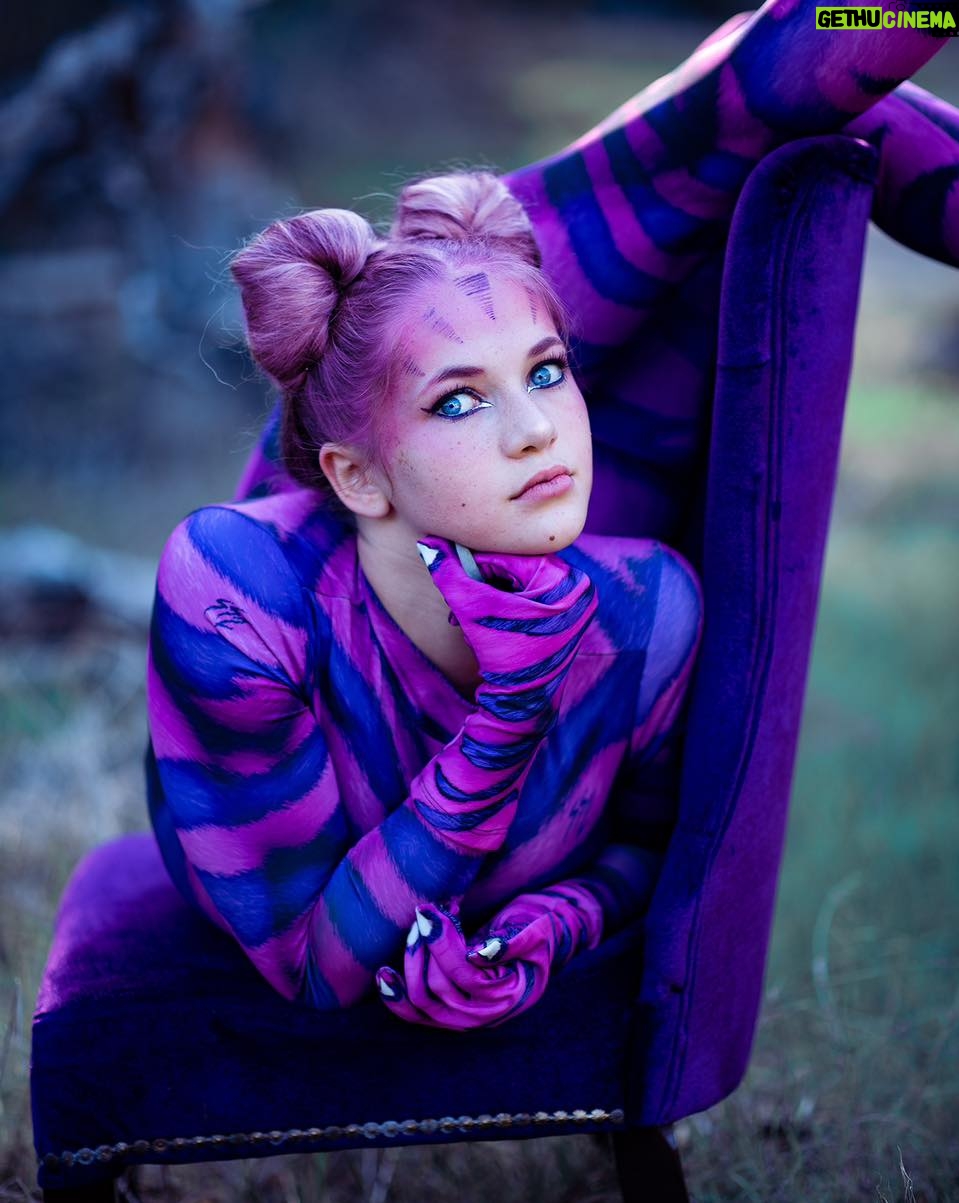 Emerald Gordon Wulf Instagram - Halloween might be over, but weβre still all mad here π©π»π«π Costume by @shapeshifterzco Photos by @kalialexsis #disney #disneycosplay #cosplay #cosplayer #cosplaygirl #comiccon #aliceinwonderland #cheshire #cat #costume #contortion #contortionist #flexible #flexibility #cirquedusoleil