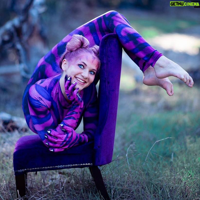 Emerald Gordon Wulf Instagram - Halloween might be over, but weβre still all mad here π©π»π«π Costume by @shapeshifterzco Photos by @kalialexsis #disney #disneycosplay #cosplay #cosplayer #cosplaygirl #comiccon #aliceinwonderland #cheshire #cat #costume #contortion #contortionist #flexible #flexibility #cirquedusoleil