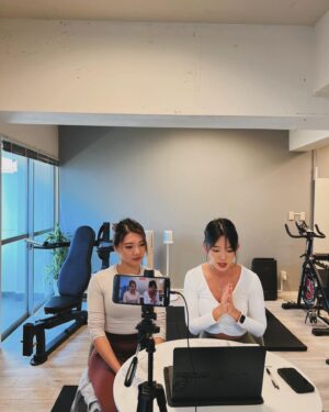 Emi Yanagimoto Instagram - ありがとうございました🫶💫

改めて @k.fitness1020s ちゃんとの
第二弾丸いお尻作りセミナーにご参加くださった皆さま
ありがとうございました！🙇‍♀️💞

【アーカイブ付きをお申し込みの皆さま】
アーカイブ動画＋PDFテキストはお届け済みです❣️🙏📢
▶︎メールが見当たらない方
まず迷惑ボックスを確認していただき、
それでも見当たらない場合には
Peatixからお問い合わせをお願いします。
(DMでは埋もれてしまう可能性があります。)

今回はなんと…🫨
【563名】の方にご参加いただきました❤️‍🔥❤️‍🔥❤️‍🔥
全国各地、世界に広がりアメリカ・メキシコ・タイ…🌎
国を越えて届けられたことも光栄です😭🙏

トレーニングを頑張っているのに変わらない。
ものすごく悲しい。そして、もったいない！
それを伝えたくて
原因から紐解き、実践プランを
お伝えさせていただきました✍️
とにかく頑張っている人が報われるように！！！🍑
みなさんのお役に少しでも立てていたら、幸せです🌸

初の試みだったプレミアムオフ会🍣も
最高に楽しくて、あっという間の2時間🤭💕
まるで女子会のようでした👯‍♀️
(お会い出来なかった方、いつか会えますように😭！)

今回も同じ志で走ってくれたかんなちゃん。
運営スタッフの方々のサポートのおかげです🙇‍♀️
本当にありがとうございました！✨

来週からドバイに渡り、
新しい分野の学びをスタートさせながら
"自分が伝えたいこと"を磨いてきます✍️🔥

かんなちゃんとも次こんなことしたいね…
なんて話しているので、
またレベルアップしてお会いできるよう
しばらく成長期間を過ごします🫡💕

セミナー感想や変化のシェアも
大歓迎でお待ちしておりますっ！☺️💓
ぜひぜひメンションで教えてくださいね🌸
すべて見に行きますー！！！😘🫶

改めて、ご参加ありがとうございました！！！💎

#実は人生で一二を争う体調の悪さでした泣
#本厄につき体調管理を徹底します
#とにかく感謝でいっぱい 
#オンラインセミナー
#くびれ専門トレーナー
#丸いお尻の作り方
#美尻
#美尻トレーニング 
#爆尻
#桃尻