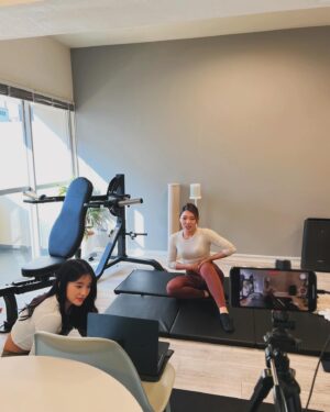 Emi Yanagimoto Instagram - ありがとうございました🫶💫

改めて @k.fitness1020s ちゃんとの
第二弾丸いお尻作りセミナーにご参加くださった皆さま
ありがとうございました！🙇‍♀️💞

【アーカイブ付きをお申し込みの皆さま】
アーカイブ動画＋PDFテキストはお届け済みです❣️🙏📢
▶︎メールが見当たらない方
まず迷惑ボックスを確認していただき、
それでも見当たらない場合には
Peatixからお問い合わせをお願いします。
(DMでは埋もれてしまう可能性があります。)

今回はなんと…🫨
【563名】の方にご参加いただきました❤️‍🔥❤️‍🔥❤️‍🔥
全国各地、世界に広がりアメリカ・メキシコ・タイ…🌎
国を越えて届けられたことも光栄です😭🙏

トレーニングを頑張っているのに変わらない。
ものすごく悲しい。そして、もったいない！
それを伝えたくて
原因から紐解き、実践プランを
お伝えさせていただきました✍️
とにかく頑張っている人が報われるように！！！🍑
みなさんのお役に少しでも立てていたら、幸せです🌸

初の試みだったプレミアムオフ会🍣も
最高に楽しくて、あっという間の2時間🤭💕
まるで女子会のようでした👯‍♀️
(お会い出来なかった方、いつか会えますように😭！)

今回も同じ志で走ってくれたかんなちゃん。
運営スタッフの方々のサポートのおかげです🙇‍♀️
本当にありがとうございました！✨

来週からドバイに渡り、
新しい分野の学びをスタートさせながら
"自分が伝えたいこと"を磨いてきます✍️🔥

かんなちゃんとも次こんなことしたいね…
なんて話しているので、
またレベルアップしてお会いできるよう
しばらく成長期間を過ごします🫡💕

セミナー感想や変化のシェアも
大歓迎でお待ちしておりますっ！☺️💓
ぜひぜひメンションで教えてくださいね🌸
すべて見に行きますー！！！😘🫶

改めて、ご参加ありがとうございました！！！💎

#実は人生で一二を争う体調の悪さでした泣
#本厄につき体調管理を徹底します
#とにかく感謝でいっぱい 
#オンラインセミナー
#くびれ専門トレーナー
#丸いお尻の作り方
#美尻
#美尻トレーニング 
#爆尻
#桃尻