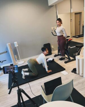Emi Yanagimoto Instagram - ありがとうございました🫶💫

改めて @k.fitness1020s ちゃんとの
第二弾丸いお尻作りセミナーにご参加くださった皆さま
ありがとうございました！🙇‍♀️💞

【アーカイブ付きをお申し込みの皆さま】
アーカイブ動画＋PDFテキストはお届け済みです❣️🙏📢
▶︎メールが見当たらない方
まず迷惑ボックスを確認していただき、
それでも見当たらない場合には
Peatixからお問い合わせをお願いします。
(DMでは埋もれてしまう可能性があります。)

今回はなんと…🫨
【563名】の方にご参加いただきました❤️‍🔥❤️‍🔥❤️‍🔥
全国各地、世界に広がりアメリカ・メキシコ・タイ…🌎
国を越えて届けられたことも光栄です😭🙏

トレーニングを頑張っているのに変わらない。
ものすごく悲しい。そして、もったいない！
それを伝えたくて
原因から紐解き、実践プランを
お伝えさせていただきました✍️
とにかく頑張っている人が報われるように！！！🍑
みなさんのお役に少しでも立てていたら、幸せです🌸

初の試みだったプレミアムオフ会🍣も
最高に楽しくて、あっという間の2時間🤭💕
まるで女子会のようでした👯‍♀️
(お会い出来なかった方、いつか会えますように😭！)

今回も同じ志で走ってくれたかんなちゃん。
運営スタッフの方々のサポートのおかげです🙇‍♀️
本当にありがとうございました！✨

来週からドバイに渡り、
新しい分野の学びをスタートさせながら
"自分が伝えたいこと"を磨いてきます✍️🔥

かんなちゃんとも次こんなことしたいね…
なんて話しているので、
またレベルアップしてお会いできるよう
しばらく成長期間を過ごします🫡💕

セミナー感想や変化のシェアも
大歓迎でお待ちしておりますっ！☺️💓
ぜひぜひメンションで教えてくださいね🌸
すべて見に行きますー！！！😘🫶

改めて、ご参加ありがとうございました！！！💎

#実は人生で一二を争う体調の悪さでした泣
#本厄につき体調管理を徹底します
#とにかく感謝でいっぱい 
#オンラインセミナー
#くびれ専門トレーナー
#丸いお尻の作り方
#美尻
#美尻トレーニング 
#爆尻
#桃尻