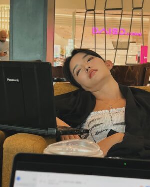 Emi Yanagimoto Instagram - 日本のみんなはGW楽しんでますか？🫶

最近、眠いと秒で寝られるくらい体力を使い果たせてます。
勉強して実践と練習、頭を整理し資料作りと
英会話やって、オンラインでお仕事…と
有り難いことに毎日があっという間です。
穏やかで楽しい日々inドバイ(お陰様)でございます🇦🇪

ふと思うこと。
私と繋がってくれているみんなには
自信を持って、健康で、笑顔でいてほしいです💞💫
言葉にならないけどなんだか辛い方、
周りがキラキラして見えてモヤモヤする方。
2枚目と3枚目を見て笑ってくださいね😂
リラックスして、楽に生きていきましょ🫶
私たちはありのままで充分すぎるくらい尊い存在です。

#年々ホラー度アップ 
#後ろのDAISOJAPANが絶妙