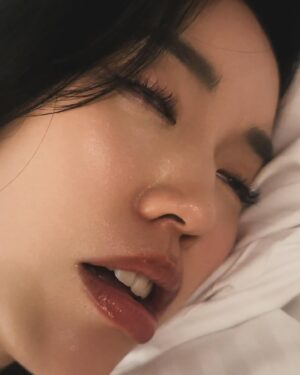 Emi Yanagimoto Instagram - 日本のみんなはGW楽しんでますか？🫶

最近、眠いと秒で寝られるくらい体力を使い果たせてます。
勉強して実践と練習、頭を整理し資料作りと
英会話やって、オンラインでお仕事…と
有り難いことに毎日があっという間です。
穏やかで楽しい日々inドバイ(お陰様)でございます🇦🇪

ふと思うこと。
私と繋がってくれているみんなには
自信を持って、健康で、笑顔でいてほしいです💞💫
言葉にならないけどなんだか辛い方、
周りがキラキラして見えてモヤモヤする方。
2枚目と3枚目を見て笑ってくださいね😂
リラックスして、楽に生きていきましょ🫶
私たちはありのままで充分すぎるくらい尊い存在です。

#年々ホラー度アップ 
#後ろのDAISOJAPANが絶妙