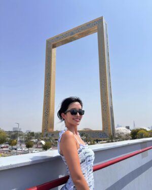 Emi Yanagimoto Instagram - The inside and outside of the @dubaiframe 🤭🪟
仕事の合間にリフレッシュしてきました💞
中で観られる映像も美しくて圧倒された！おすすめです🫶
