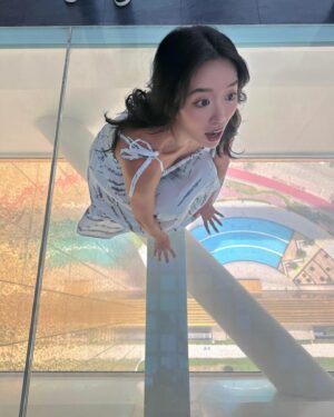 Emi Yanagimoto Instagram - The inside and outside of the @dubaiframe 🤭🪟
仕事の合間にリフレッシュしてきました💞
中で観られる映像も美しくて圧倒された！おすすめです🫶