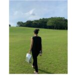 Emi Takei Instagram - この日はいいお天気でとにかく暑い、暑い。それに黒のオールインワン。…暑さを集めてるよね。😂 JOJOサンダルと。