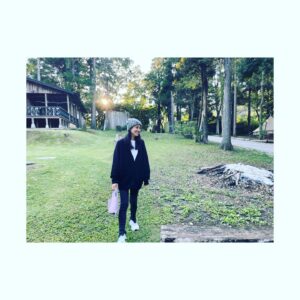Emi Takei Instagram - @loin.official のゆったりニットのカーディガン。
お袖のたっぷり感が可愛いのです。

自然に行くときはとことんリラックスモードで。
あっというまに12月がもうすぐそこまで👋