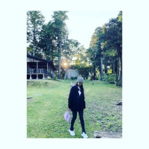 Emi Takei Instagram - @loin.official のゆったりニットのカーディガン。
お袖のたっぷり感が可愛いのです。

自然に行くときはとことんリラックスモードで。
あっというまに12月がもうすぐそこまで👋